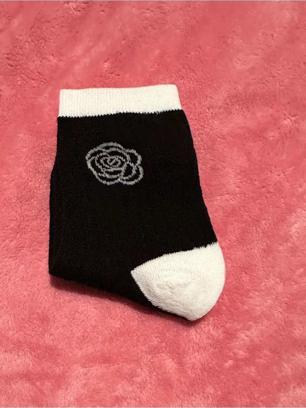 Black and White Rose Accent Fashion Ankle Socks